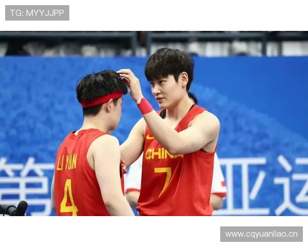 看见杨力维出机场那一刻我真懵——她的行李箱品位比我家客厅还高档